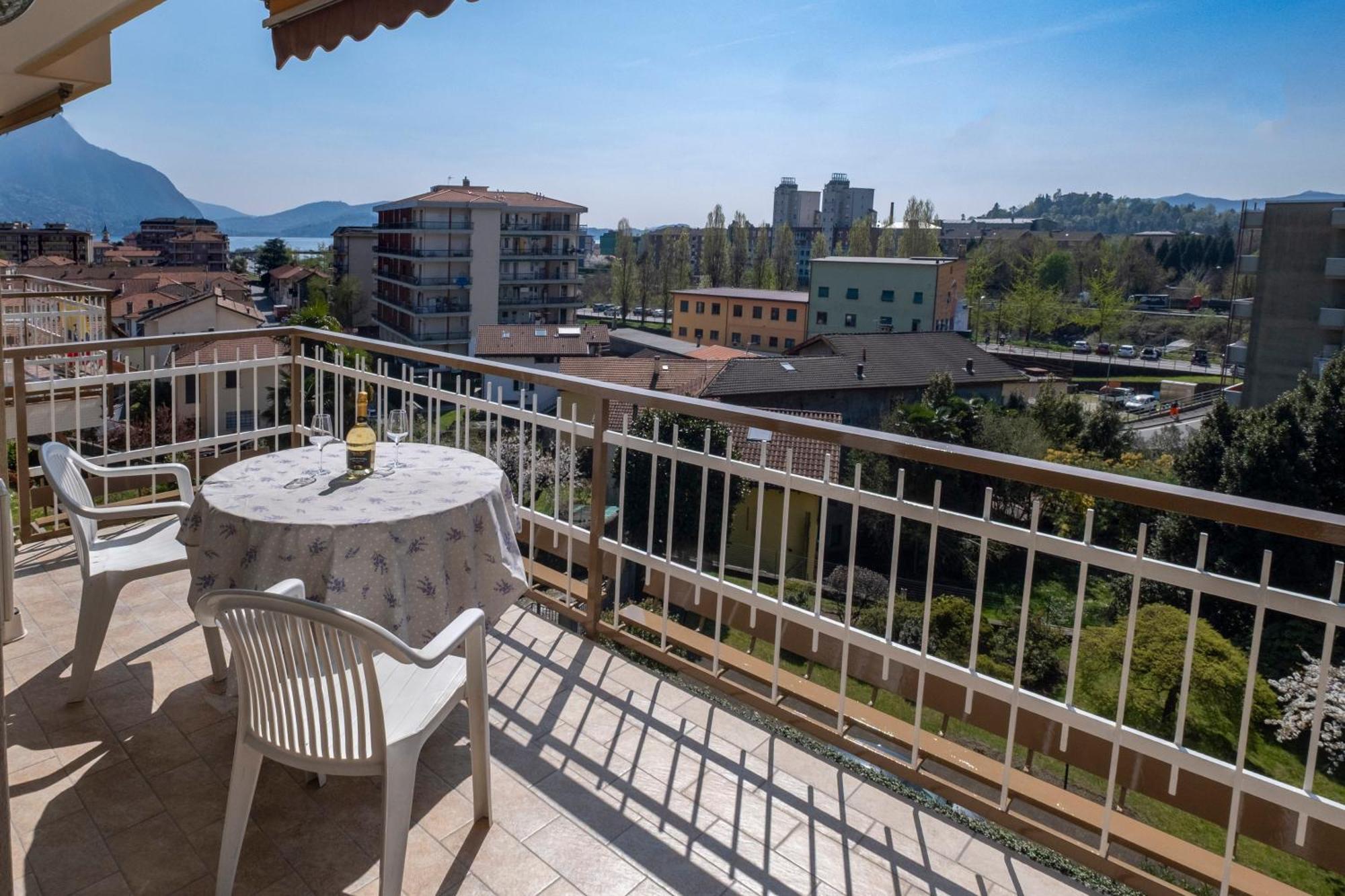 Casa Vacanze Heidi Vista Lago Verbania Buitenkant foto